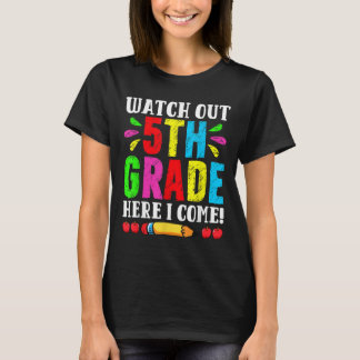 Camiseta Relógio de Volta às Aulas Cuidado 5ª Série Aqui Vo