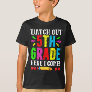 Camiseta Relógio de Volta às Aulas Cuidado 5ª Série Aqui Vo