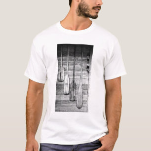 Camiseta Remos são pendurados em um galpão de madeira em Bi