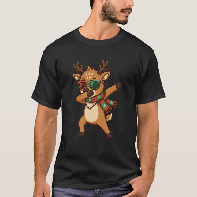 Camiseta Rena Fofa Fazendo Dab com Cachecol de Natal e Sol (Frente)