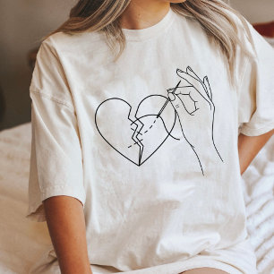 Camiseta Reparo de Coração Quebrado com Agulha e Linha