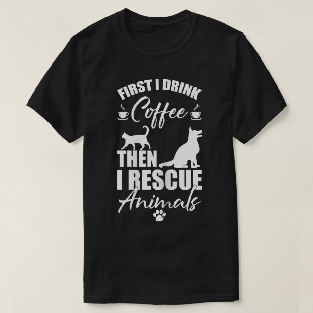 Camiseta Resgate Animal Primeiro Eu Bebo Café Do Que Eu Res (Frente do Design)