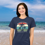 Camiseta Resindicato da família Beach Palm Tree Sunset Wome<br><div class="desc">Fofo de reunião de família de verão em férias de praia, camisetas de mesas triplas femininas para mamãe e vovó vestirem em um cruzeiro ilha ou uma viagem à beira-mar tropical. Possui belas palmeiras em frente a um pôr do sol bonito. Camisetas personalizadas perfeitas para todas as mulheres de um...</div>