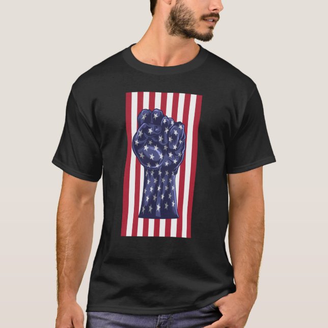 Camiseta Resist Fist American Flag Activism Rise Up (Frente)