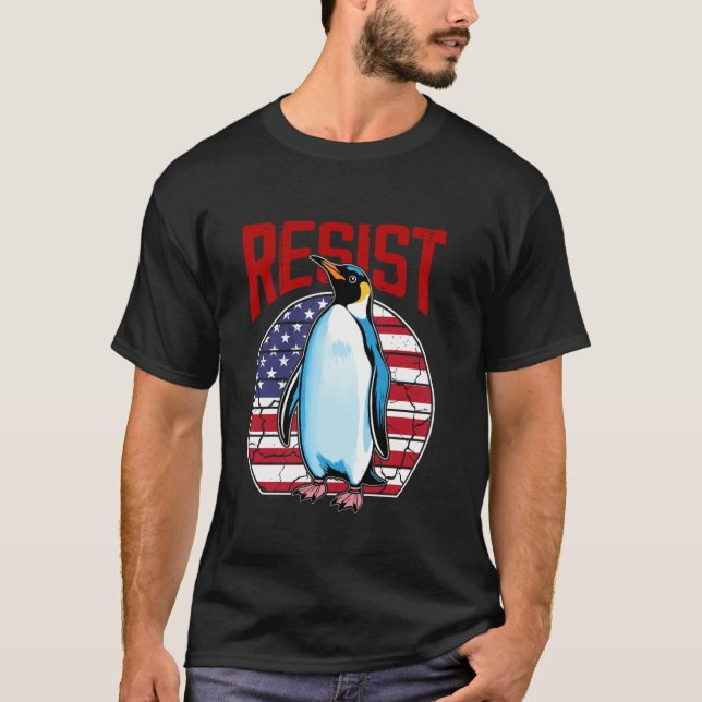 Camiseta RESIST PENGUIN Resistir Pinguim Ativismo  (Frente)
