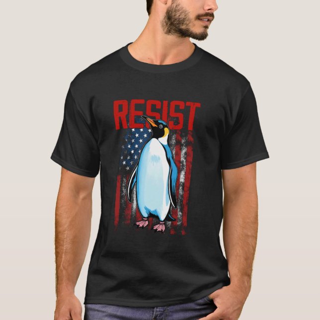 Camiseta RESIST PENGUIN Resistir Pinguim Ativismo  (Frente)