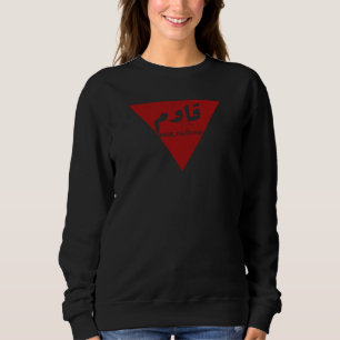 Camiseta Resistir a palavra em árabe com triângulo vermelho