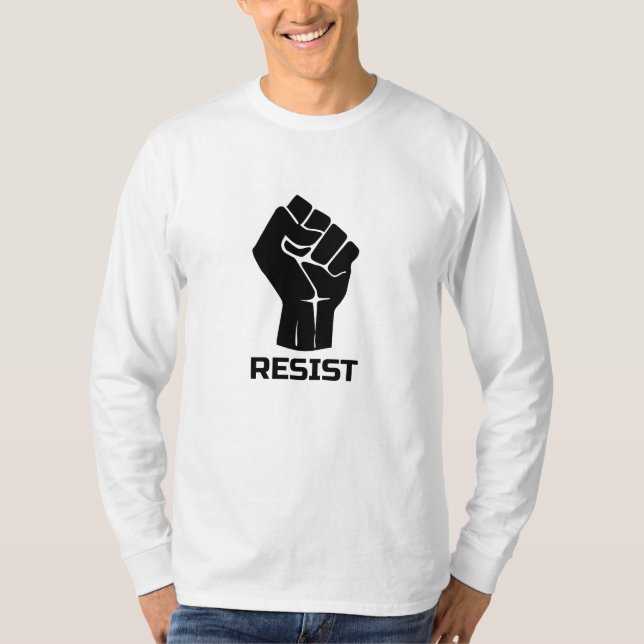 Camiseta Resistir com punho - em preto (Frente)