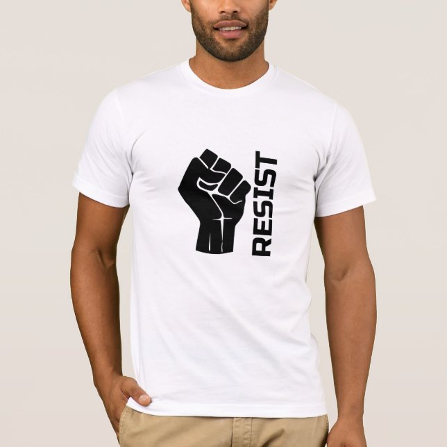 Camiseta Resistir com punho - em preto 0002 (Frente)