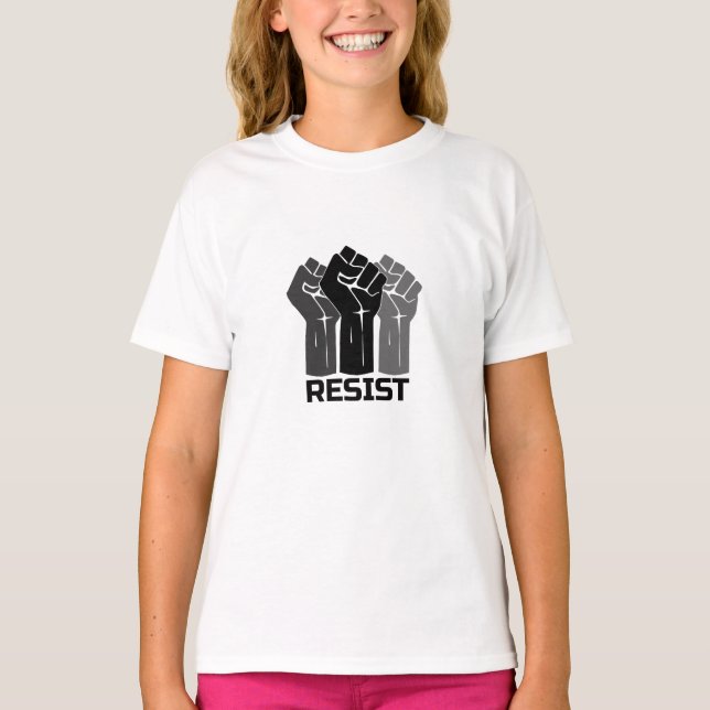 Camiseta Resistir com punho - em preto 0003 (Frente)