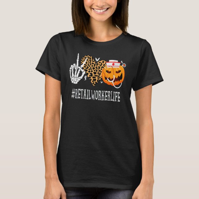 Camiseta Retail Worker Peace Love Pumpkin Dia de as Bruxas  (Frente)