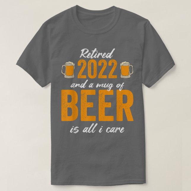 Camiseta Retired 2022 And A Mug Of Beer Is All I Care  (Frente do Design)