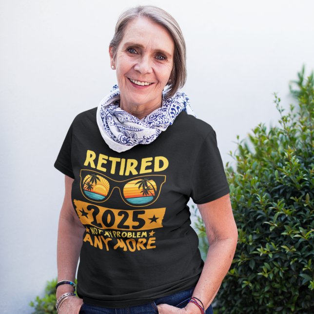 Camiseta Retired 2025 Not My Problem any more Glasses (Criador carregado)