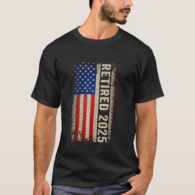 Camiseta Retired 2025 Not My Problem Anymore American Flag  (Frente)