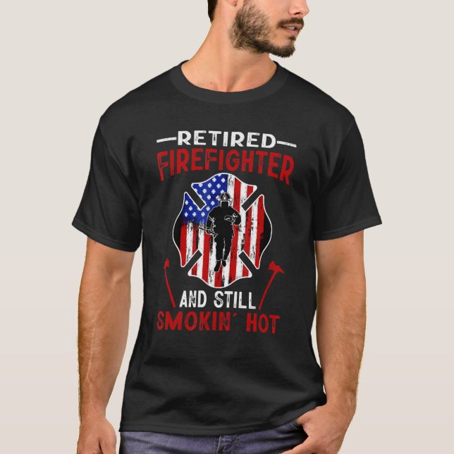 Camiseta Retired Firefighter And Still Smokin Hot American  (Frente)