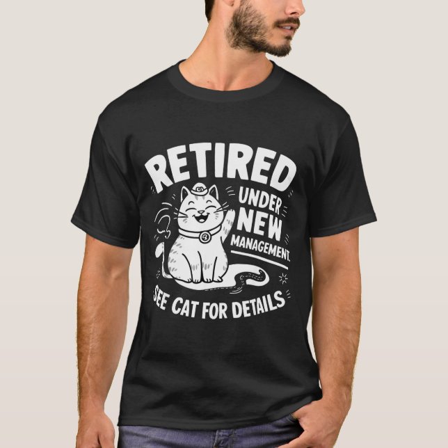 Camiseta Retired Under New Management - Funny Cat Retiremen (Frente)