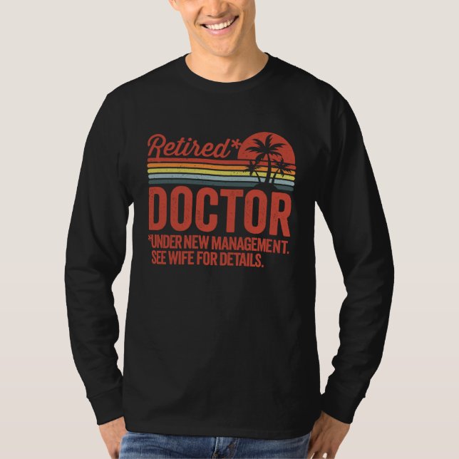 Camiseta Retired Under New Management Retirement  Doctor (Frente)