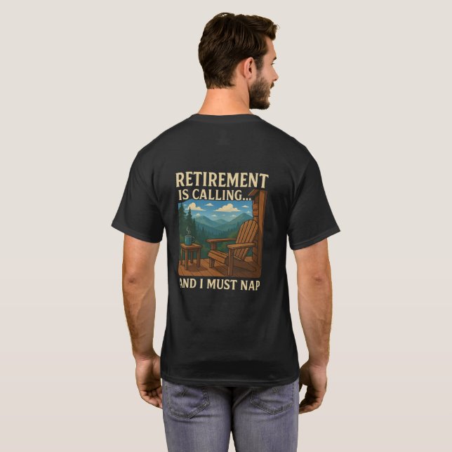 Camiseta 🏞️ Retirement is Calling... and I Must Nap (Parte Traseira Completa)
