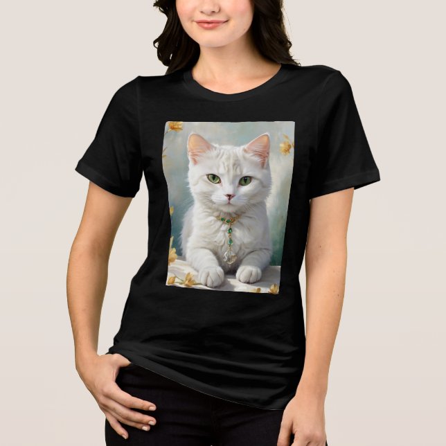 Camiseta Retrato de um gato fofo com joias. (Frente)