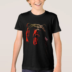 Camiseta Retrato de Urso Selvagem Escuro em Iluminação Dram