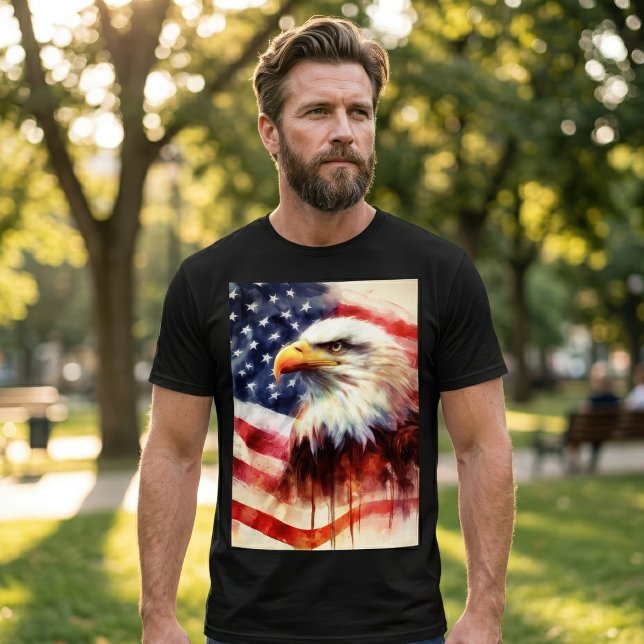 Camiseta Retrato Majestoso de Águia Careca com Bandeira Ame (Majestic Bald Eagle Portrait with American Flag. Men Basic Black T-Shirt)