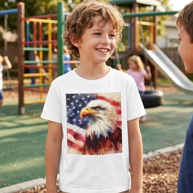 Camiseta Retrato Majestoso de Águia-Careca com Bandeira Ame (Majestic Bald Eagle Portrait with American Flag. Boy Basic White T-Shirt)