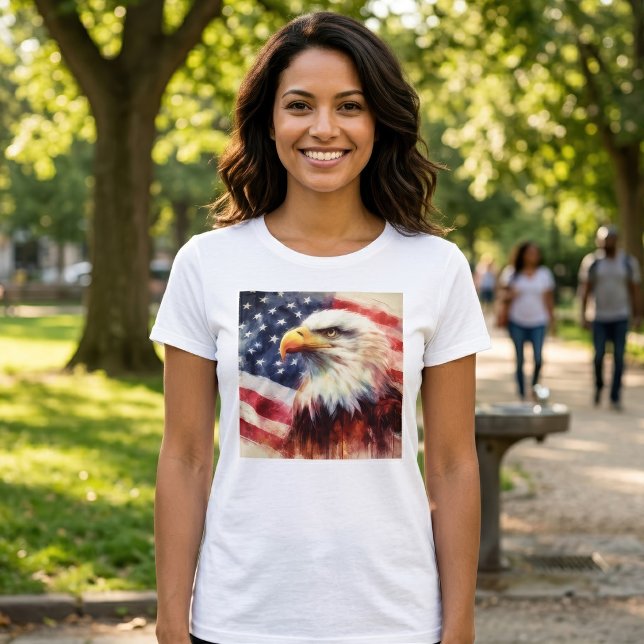 Camiseta Retrato Majestoso de Águia Careca com Bandeira Ame (Majestic Bald Eagle Portrait with American Flag. Women Basic White T-Shirt)