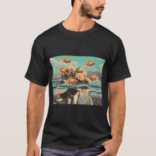 Camiseta Retrato Surrealista Com Flores de Peixe Dourado E