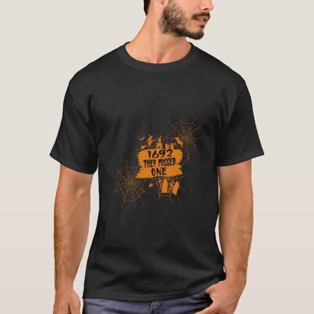 Camiseta Retro 1692 Perderam Um Dia De Bruxa (Frente)
