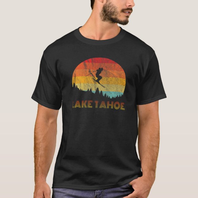 Camiseta Retro 70s 80s Lake Tahoe Skiing Outdoors Gift Men  (Frente)