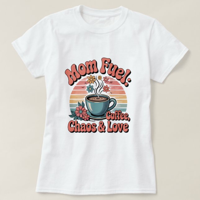 Camiseta Retro 70s Mãe Combustível: Café, Caos e Amor (Frente do Design)