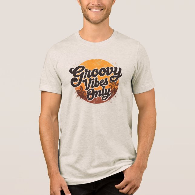 Camiseta Retro 70s Sunset Palm Trees Groovy Vibes Only (Frente)