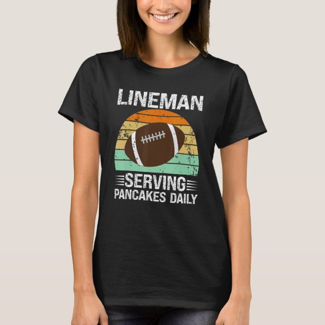 Camiseta Retro American Football Lineman Serving Pancakes D (Frente)