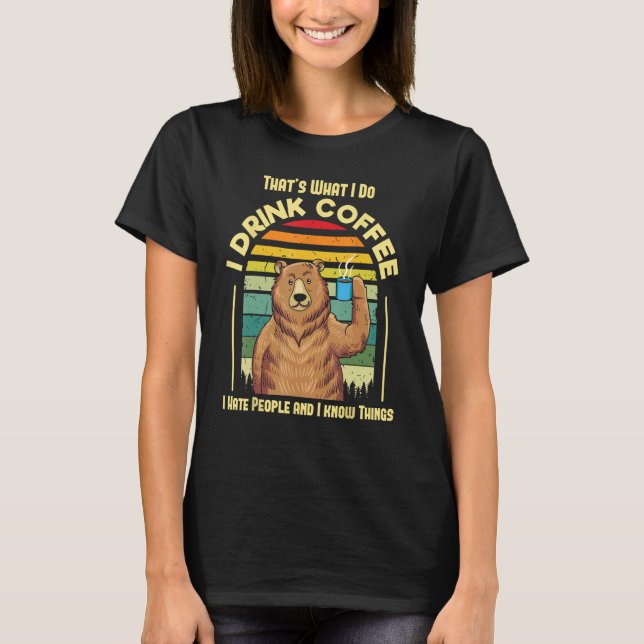 Camiseta Retro Bear Eu Bebo Café E Odeio Pessoas Cafeína I (Frente)