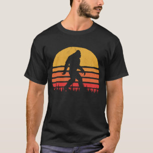 Camiseta Retro Bigfoot Silhouette Sun Believe