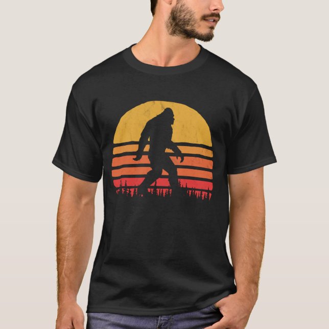 Camiseta Retro Bigfoot Silhouette Sun Believe (Frente)