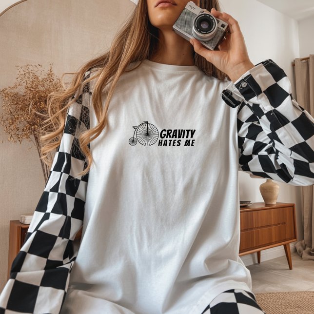 Camiseta Retro bike Girl Irony black (This women's shirt features a retro bike graphic paired with the humorous phrase "Gravity Hates Me" )