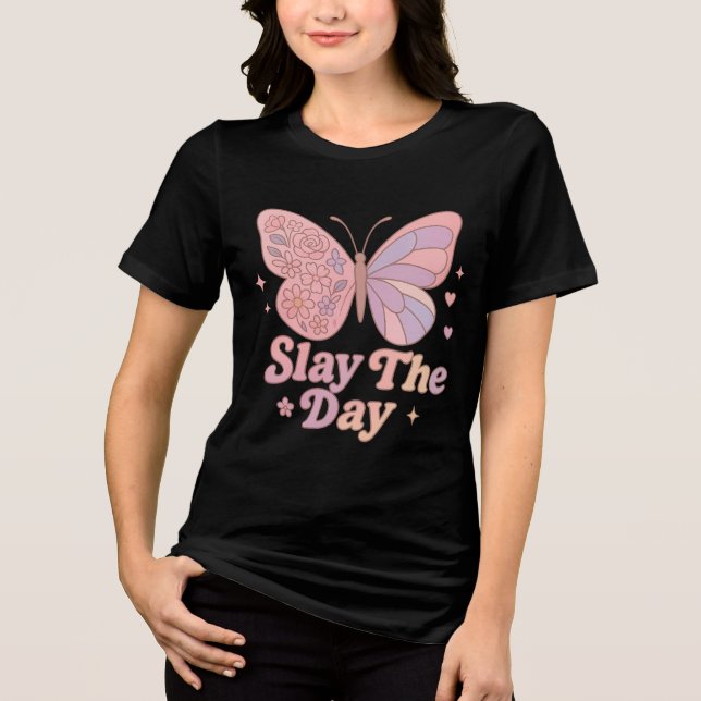 Camiseta Retro Butterfly “Slay The Day” Art (Frente)