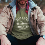 Camiseta Retro de Florestas de Trip da Família Russa<br><div class="desc">Camiseta moderna rustica de viagem da família,  com um design de montanha da floresta de tendências,  com pinheiros,  madeiras e pássaros cercados pelo seu nome familiar personalizado,  um nome personalizável da viagem,  assim como a data das férias.</div>