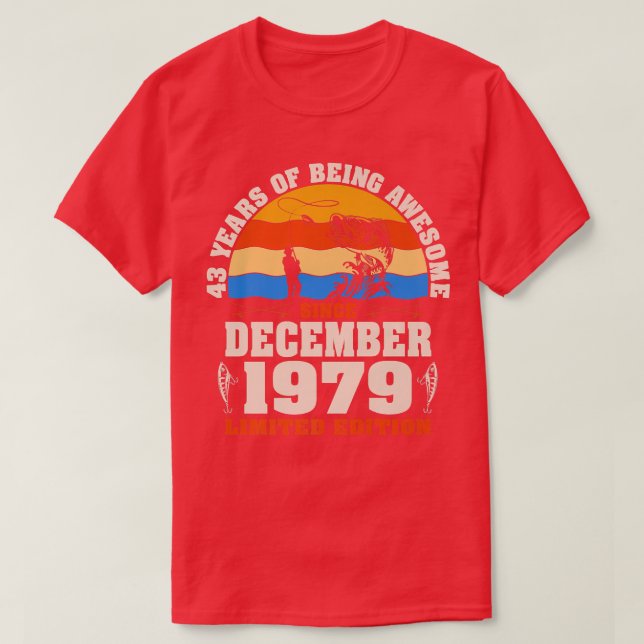Camiseta Retro Dezembro De 1979 43 Anos De Pesca Com Frota  (Frente do Design)