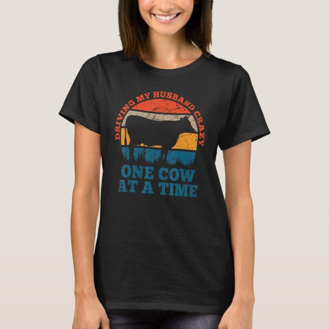 Camiseta Retro Dirigindo meu marido uma vaca louca de cada  (Frente)
