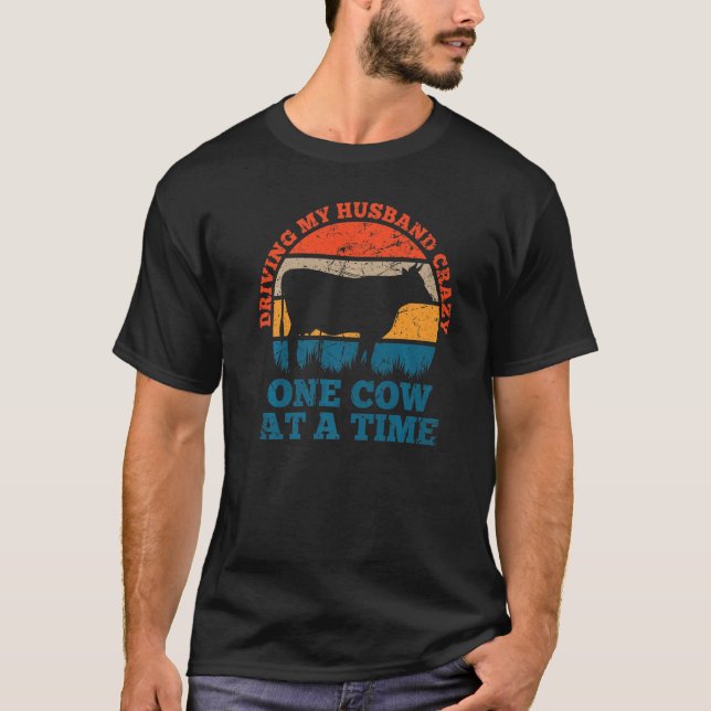 Camiseta Retro Dirigindo meu marido uma vaca louca de cada  (Frente)