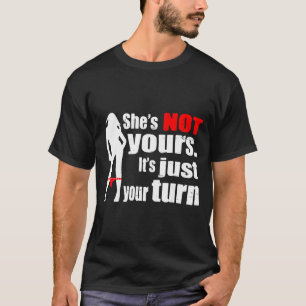 Camiseta Retrô Divertido Ela Não É Sua É Só Sua Vez
