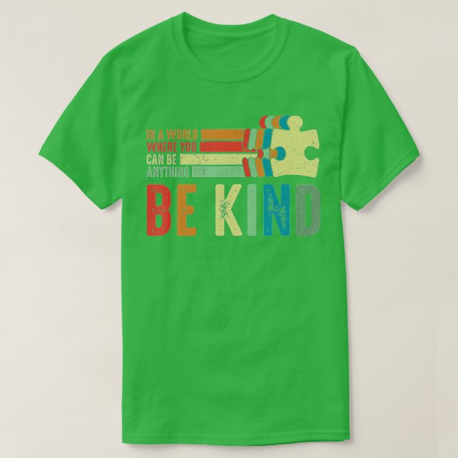 Camiseta Retro Em Um Mundo Onde Você Pode Ser Qualquer Cois (Frente do Design)