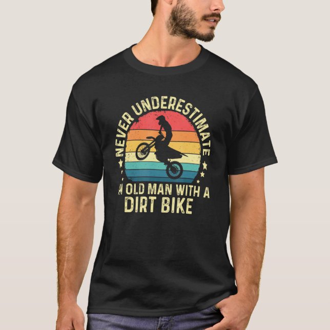 Camiseta Retro Engraçado Nunca Subestima Um Velho Com Um Ve (Frente)