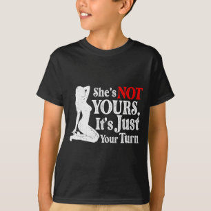 Camiseta Retro Engraçado Sarcástico Ela Não É Sua É Apenas