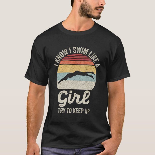 Camiseta Retro Eu Sei Que Natação Como Uma Garota Tentando  (Frente)
