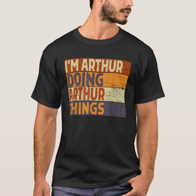 Camiseta Retro eu sou ARTHUR fazendo coisas de ARTHUR Engra (Frente)