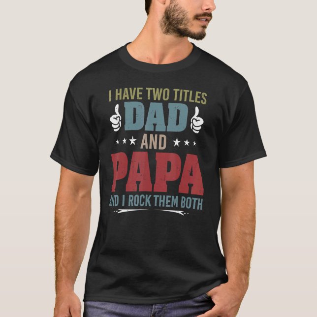 Camiseta Retro Eu Tenho Dois Títulos De Pai E Papá E Eu Rog (Frente)