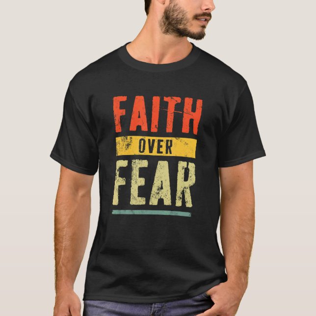 Camiseta Retro Fé Sobre o Medo Cristão (Frente)